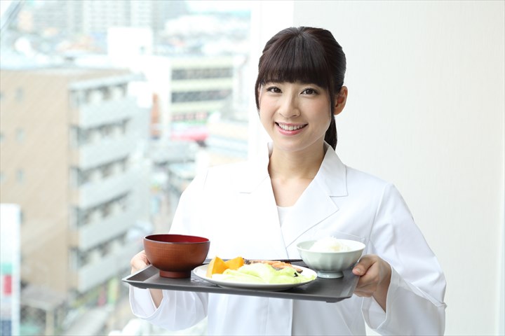 《世田谷区》週払いOK・老人ホーム内での調理スタッフ！（Wワーク歓迎・シニア活躍中）