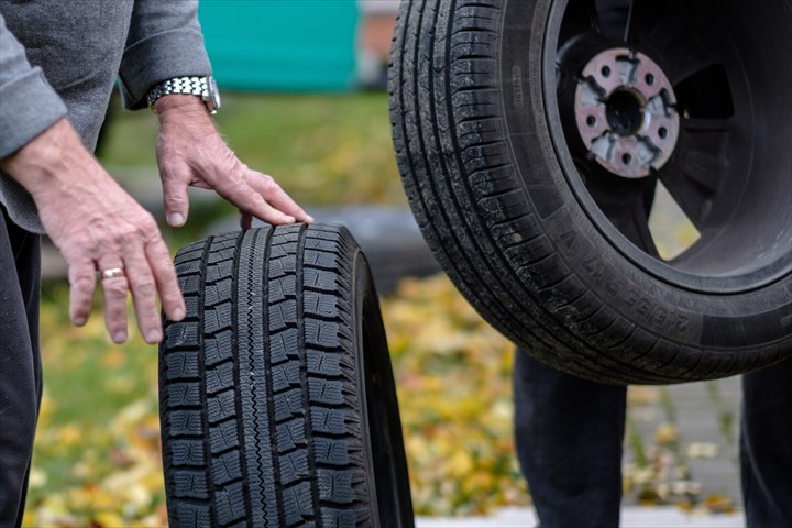 《御殿場市》週払いOK・1.5ｔ～2ｔ車でのタイヤの店舗配送ドライバー！（Web面接OK・週休2日）