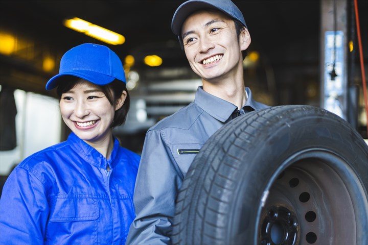 《足立区》週払いOK・2ｔ平車での季節タイヤの配送ドライバー！（Web面接OK・高時給）