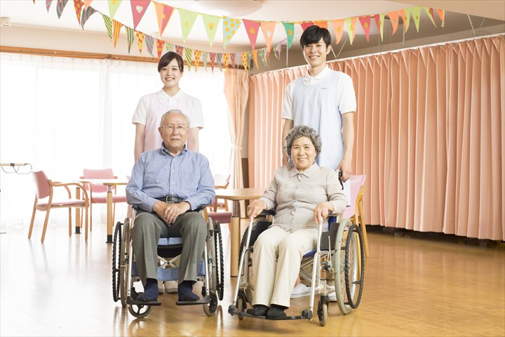 《川崎市幸区》週払いOK・老人ホームでの介護スタッフ！（週休2日・日勤）