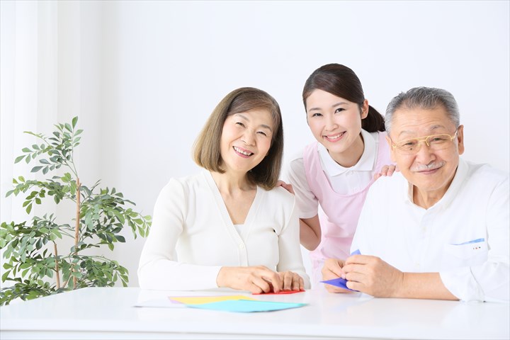 《横浜市港北区》週払いOK・従来型特別養護老人ホームでの介護スタッフ！（週休2日・日勤帯）