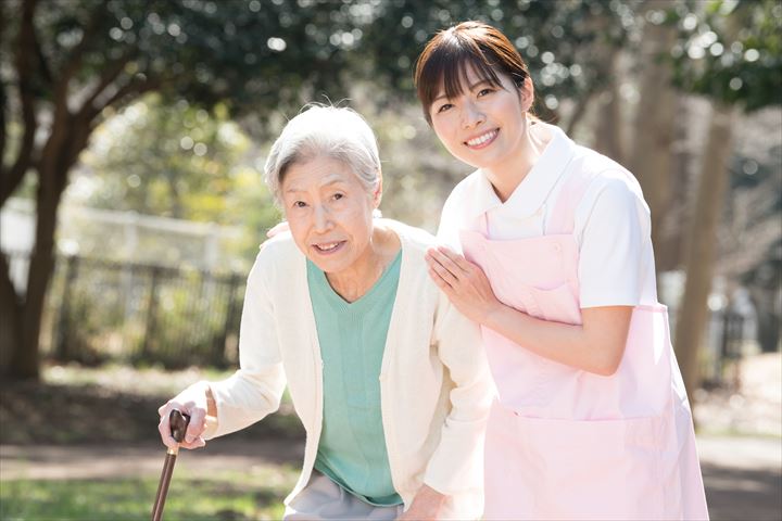 《東大和市》週払いOK・老人保健施設での介護スタッフ！（高時給・週4～5日）