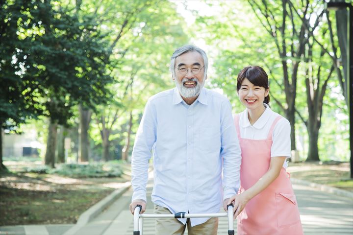 《横浜市港北区》週払いOK・老人ホームでの介護スタッフ！（土日休み・資格を活かす）