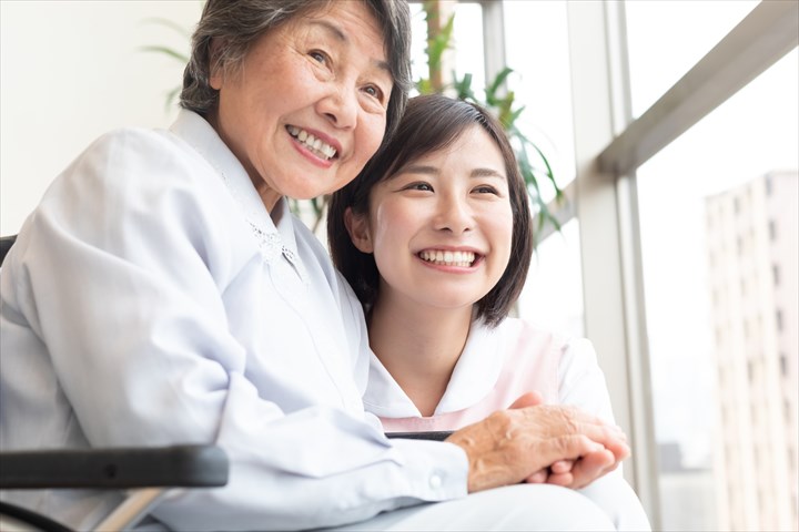 《港区》週払いOK・特別養護老人ホームでの介護スタッフ！（週休2日・日勤）
