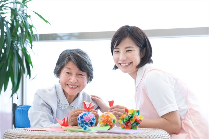 《川口市》週払いOK・一般又は療養病棟での介護スタッフ！（週休2日・未経験歓迎）