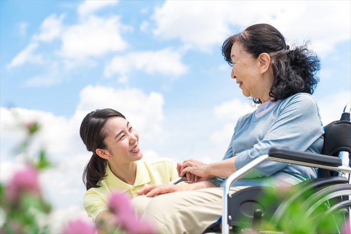 《さいたま市岩槻区》週払いOK・ユニット型特別養護老人ホームでの介護スタッフ！（週休2日・日勤）