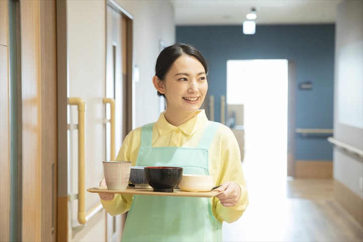 《三鷹市》週払いOK・ケアハウスでの介護スタッフ！（週休2日・日勤）