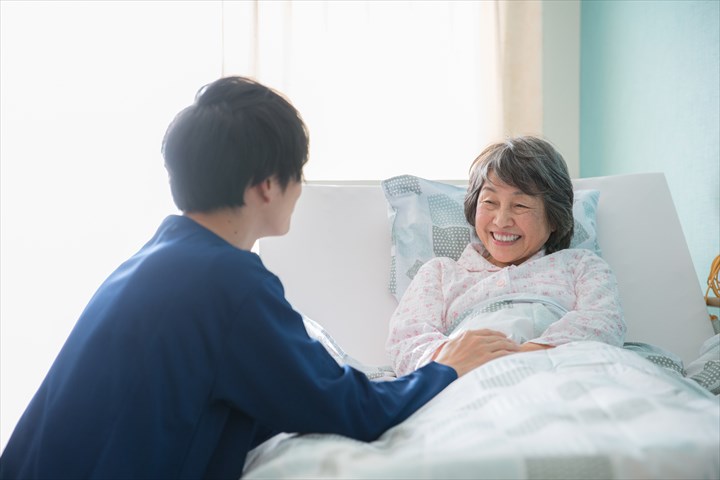 《市川市》週払いOK・ユニット型特別養護老人ホームでの介護スタッフ！（週休2日・資格を活かす）