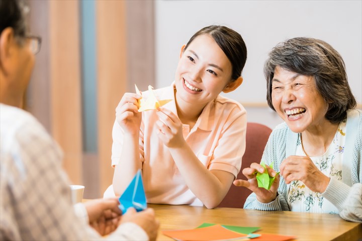 《調布市》週払いOK・従来型特別養護老人ホームでの介護スタッフ！（日勤・週4～5）