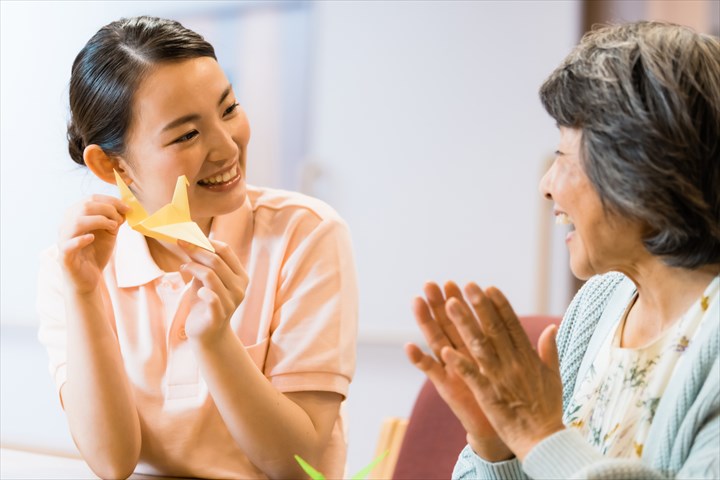 《横浜市港北区》週払いOK・従来型特別養護老人ホームでの介護スタッフ！（週休2日・日勤帯）