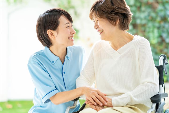 《品川区》週払いOK・特別養護老人ホームでの介護スタッフ！（週休2日・日勤）