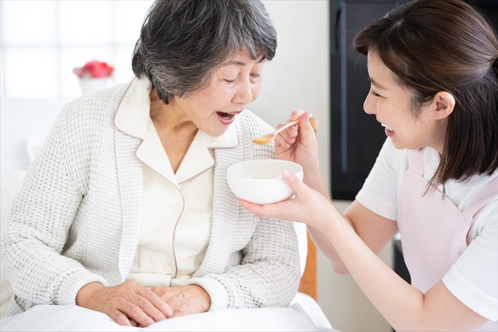 《横浜市緑区》週払いOK・特別養護老人ホームでの介護スタッフ！（週休2日・日勤）