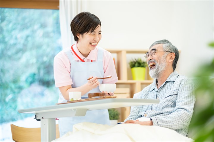 《藤沢市》週払いOK・従来型特別養護老人ホームでの介護スタッフ！（Web面接OK・資格を活かす）