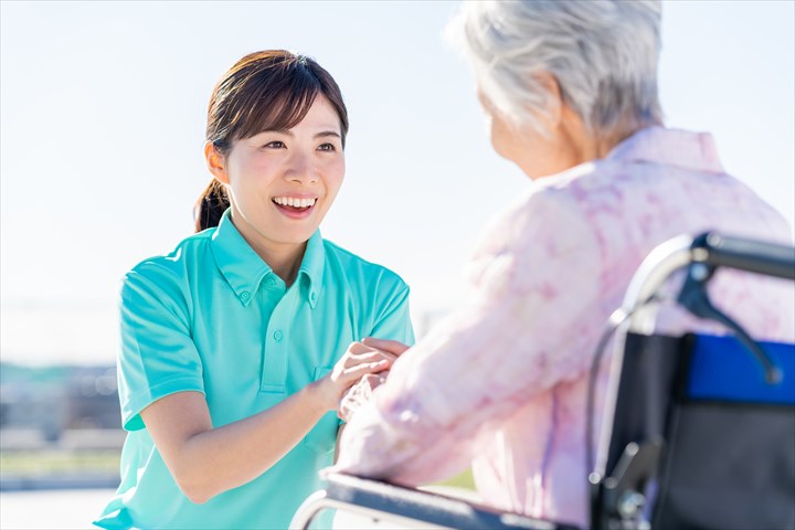 《日野市》週払いOK・ユニット型特別養護老人ホームでの介護スタッフ！（Wワーク歓迎・日勤）