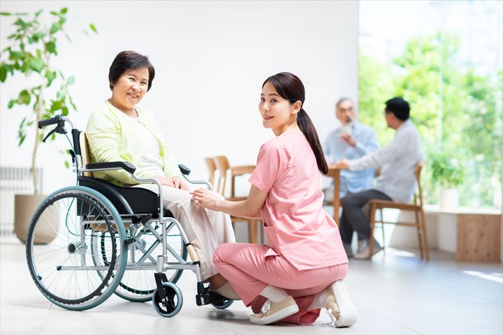 《入間市》週払いOK・介護保健施設での介護スタッフ！（日勤帯・スキルを活かせる）