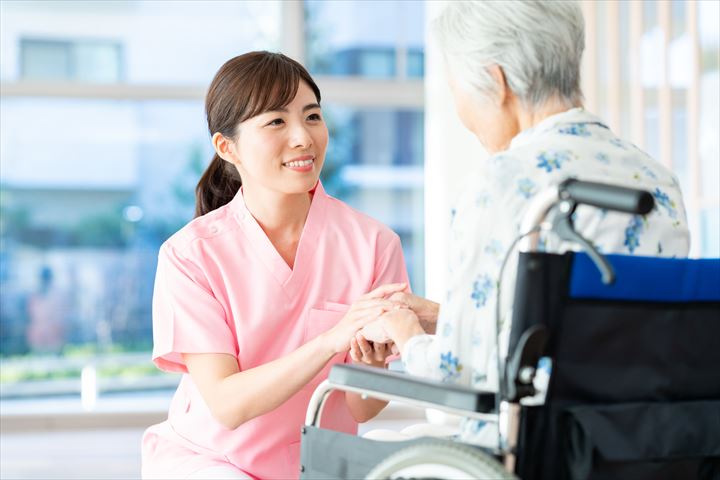 《渋谷区》週払いOK・グループホームでの介護スタッフ！（週休2日・日勤）