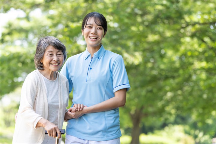 《渋谷区》週払いOK・グループホームでの介護スタッフ！（週休2日・日勤）