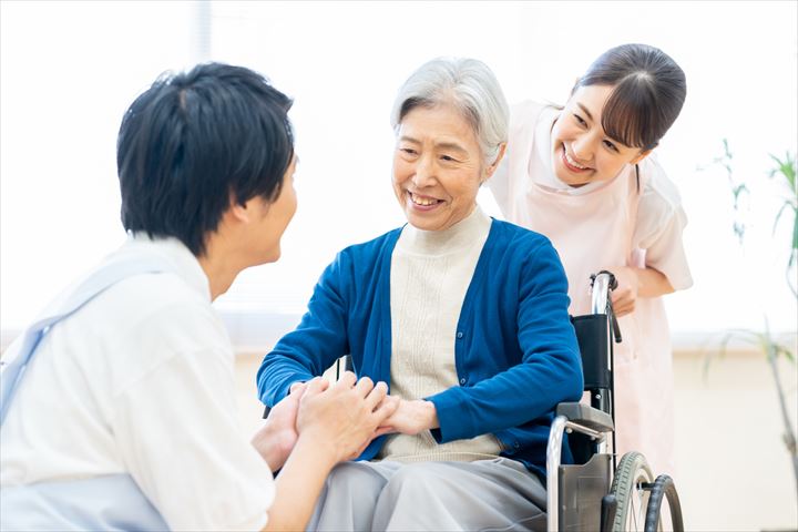 《町田市》週払いOK・特別養護老人ホームでの介護スタッフ！（週休2日・日勤）