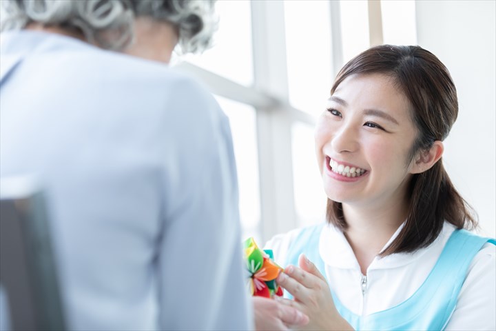 《渋谷区》週払いOK・老人ホームでの介護スタッフ！（週休2日・日勤）