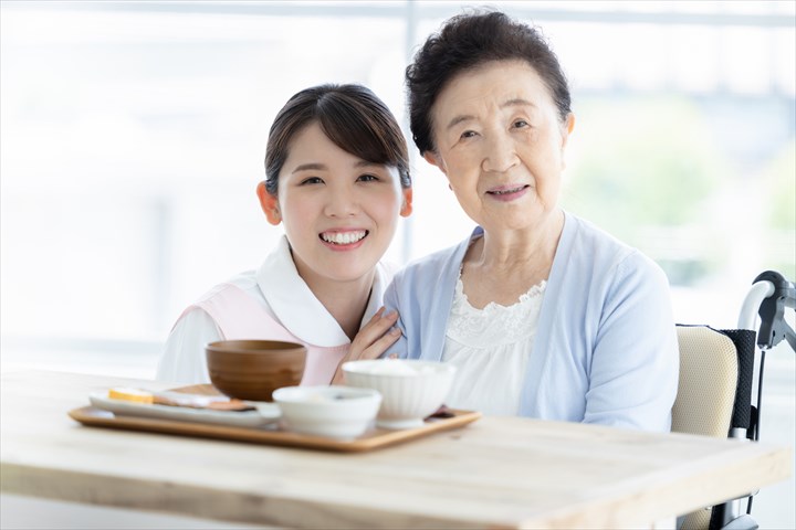 《港区》週払いOK・特別養護老人ホームでの介護スタッフ！（日勤・週3～5）