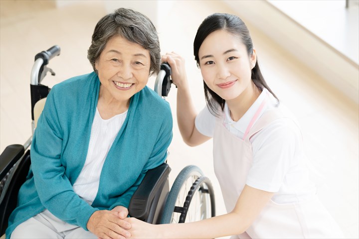 《北区》週払いOK・特別養護老人ホームでの介護スタッフ！（週休2日・日勤帯）