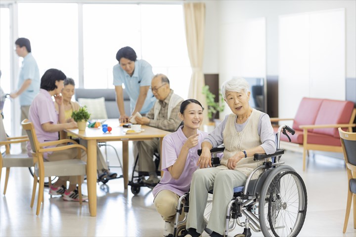 《足立区》週払いOK・老人ホームでの介護スタッフ！（週4～5・日勤）