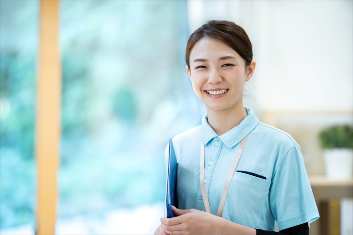 《八王子市》週払いOK・老人ホームでの介護スタッフ！（週休2日・日勤）