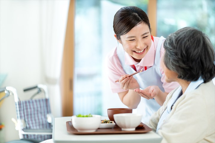 《鎌倉市》週払いOK・特別養護老人ホームでの介護スタッフ！（週休2日・日勤）