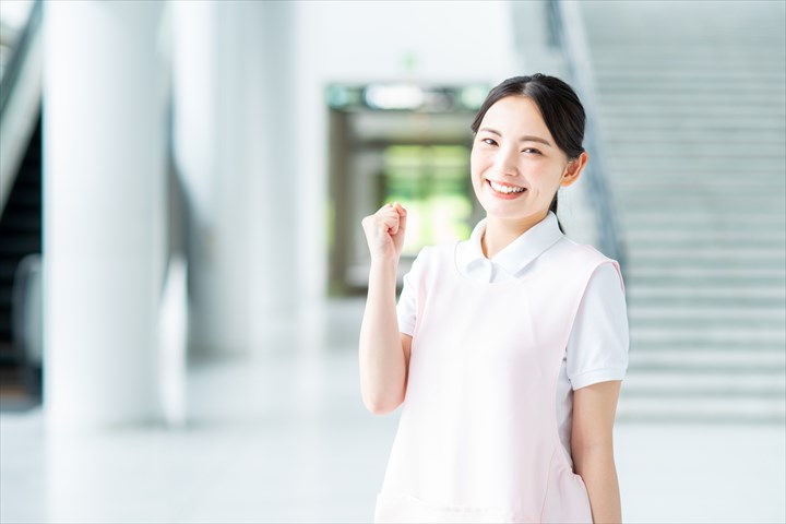 《港区》週払いOK・特別養護老人ホームでの介護スタッフ！（週休2日・駅チカ）