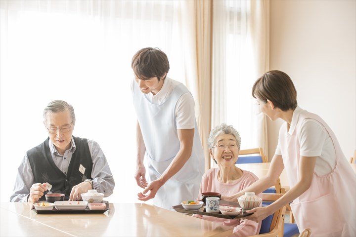 《葛飾区》週払いOK・ユニット型特別養護老人ホームでの介護スタッフ！（週休2日・日勤帯）