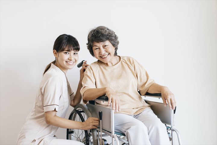 《越谷市》週払いOK・介護老人保健施設での看護スタッフ！（週休2日・短時間OK）