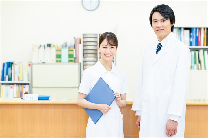 《文京区》週払いOK・普通車での訪問診療のための医師や看護師の送迎ドライバー！（Web面接OK・土日休み）